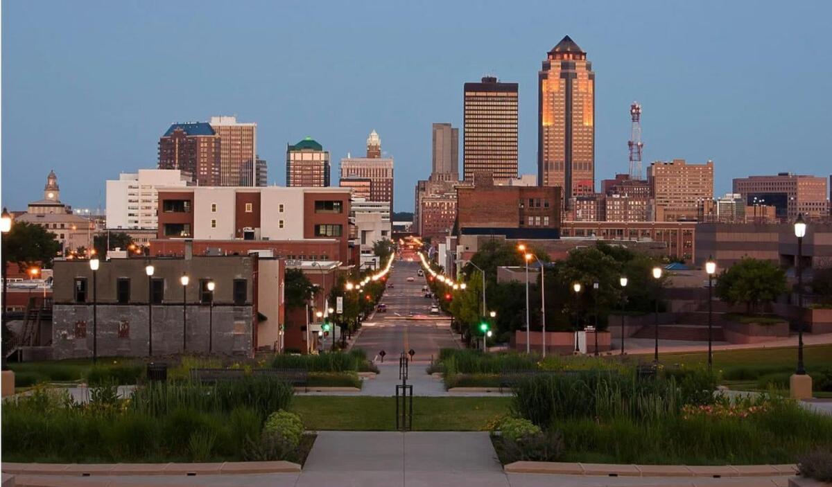 Large Downtown 2Br -Hot Tub-Downtown! Apartment Des Moines Luaran gambar